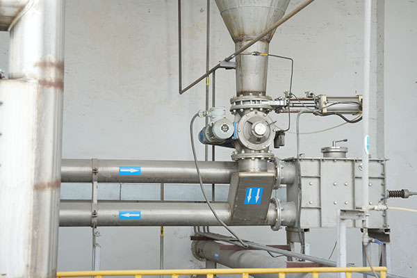 Rå materialagringstankar